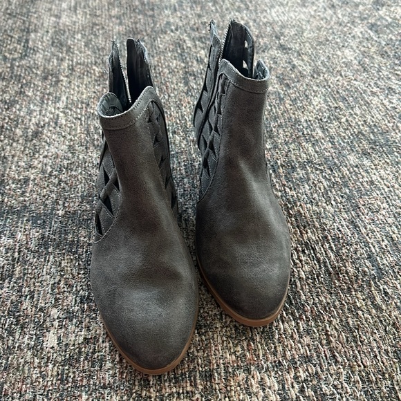 Grey cutout booties - Picture 3 of 6